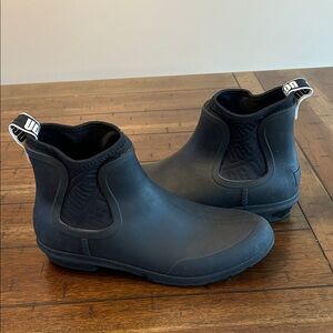 UGG Waterproof Slip-On Rain Boots Black Rubber Pull-On Chelsea Size 9 GUC